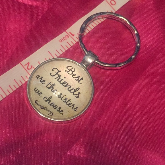 Best Friends Keychain 👭👩‍❤️‍💋‍👩 - Picture 5 of 7